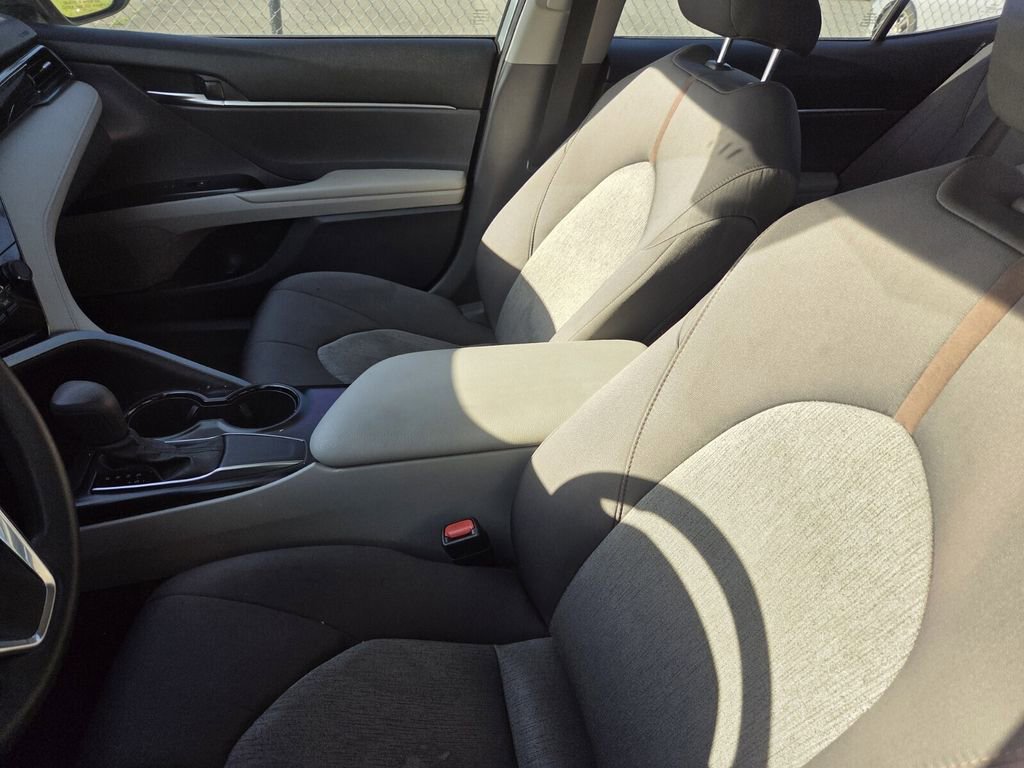 Used 2020 Toyota Camry LE FWD image 5