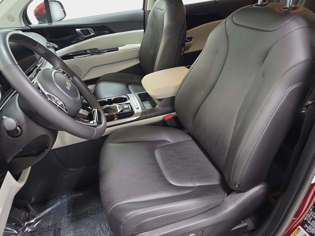 Used 2024 Kia Carnival EX FWD image 13
