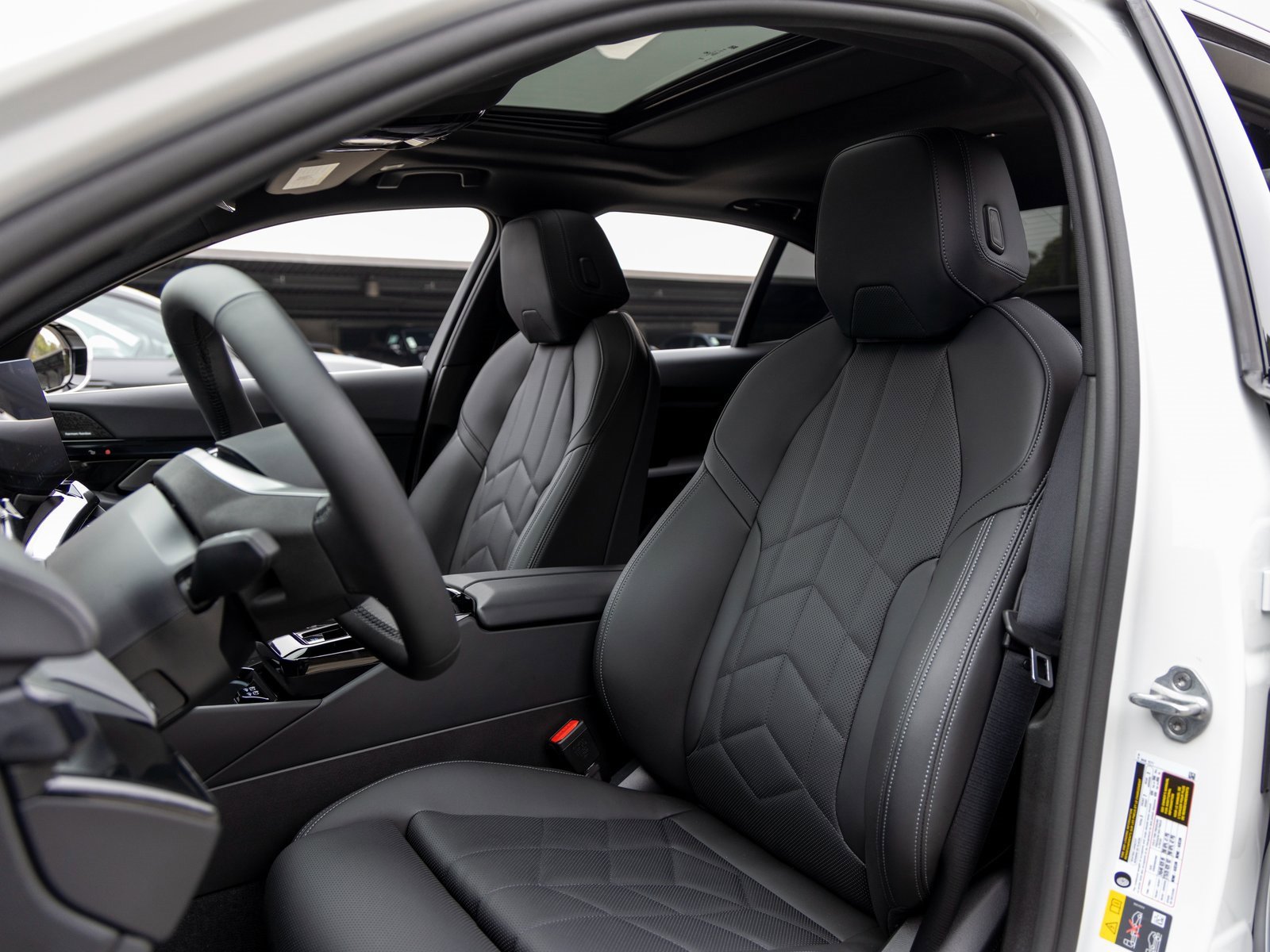 Used 2025 BMW i5 xDrive40 w/ Premium Package image 5