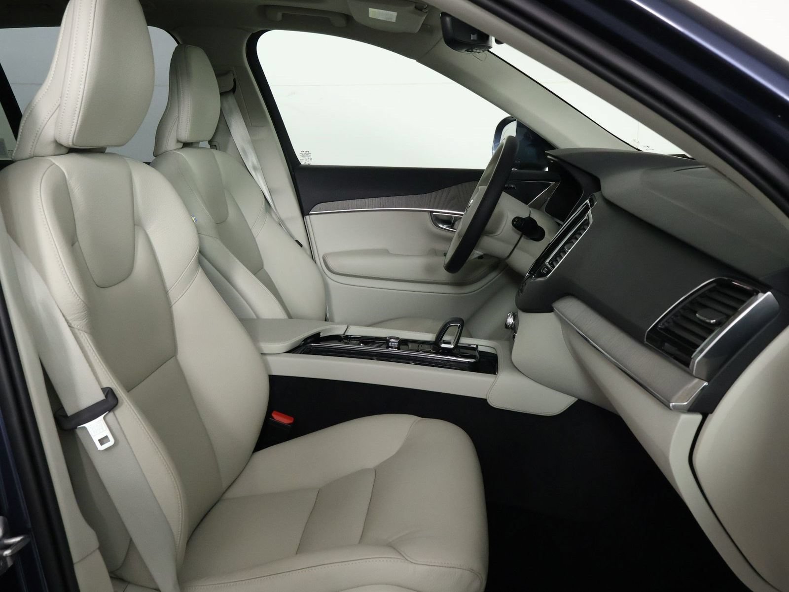Certified 2025 Volvo XC90 T8 Plus w/ Protection Package Premier AWD/4WD image 29