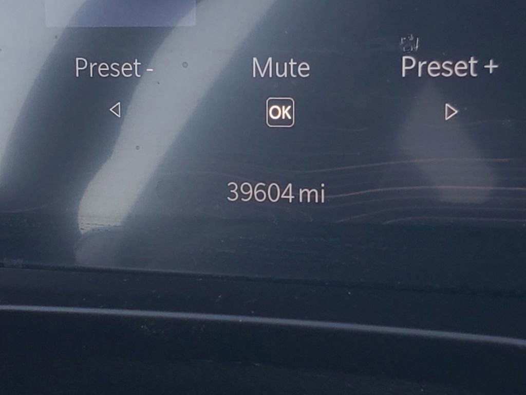 Used 2023 Jeep Grand Cherokee L Laredo image 16