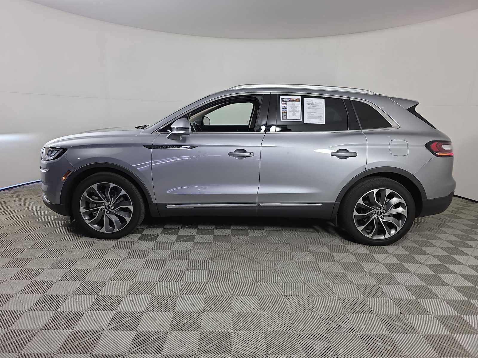 Used 2022 Lincoln Nautilus Reserve image 10