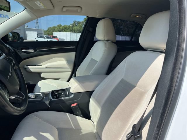 Used 2019 Chrysler 300 Touring w/ Driver Convenience Group RWD image 8