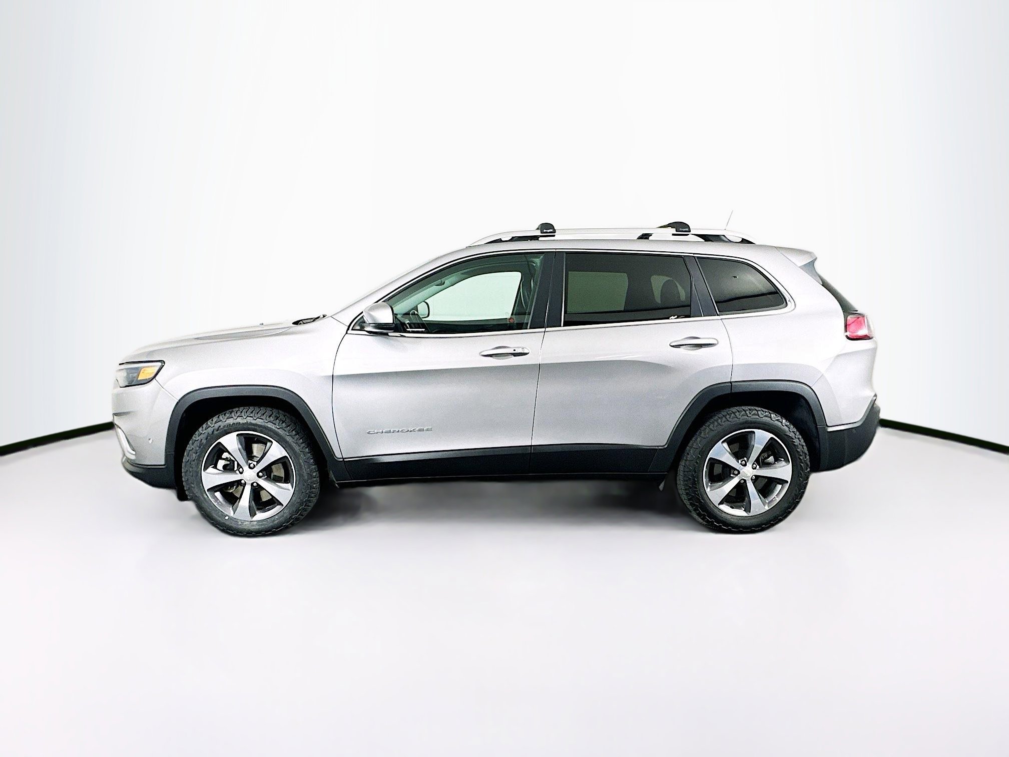Used 2019 Jeep Cherokee Limited w/ Luxury Group AWD/4WD image 4