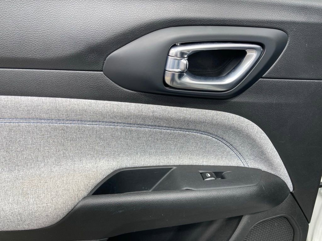 Used 2025 Jeep Compass Latitude image 11