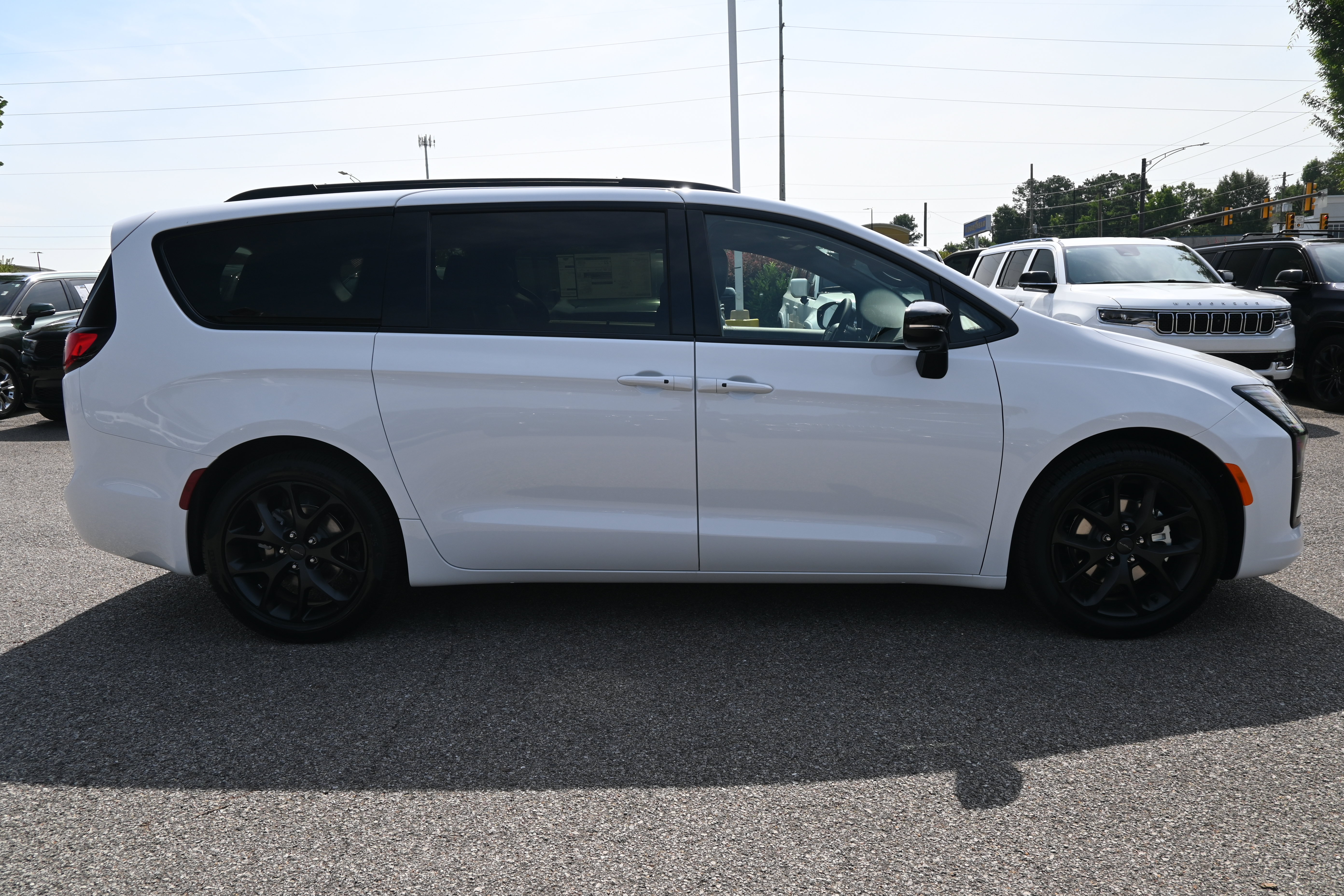 New 2027 Chrysler Pacifica Limited FWD image 11