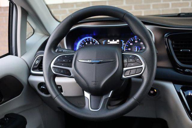Used 2017 Chrysler Pacifica LX w/ Tire & Wheel Group FWD image 24