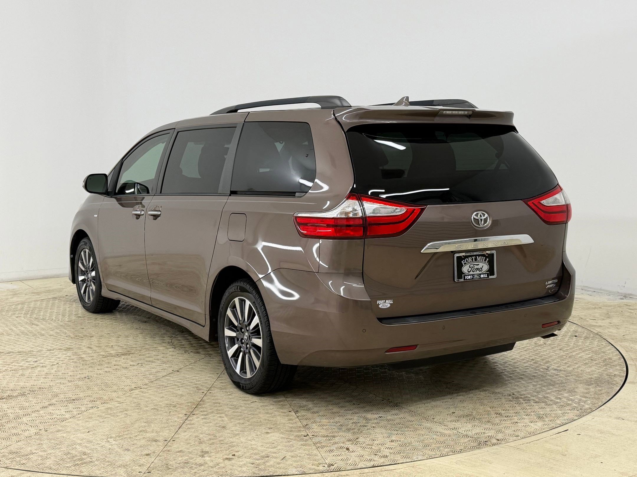 Used 2018 Toyota Sienna Limited Premium image 3