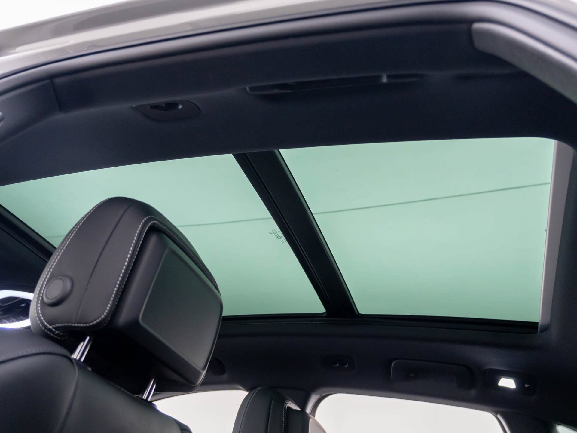 New 2026 Porsche Macan Turbo AWD/4WD image 19