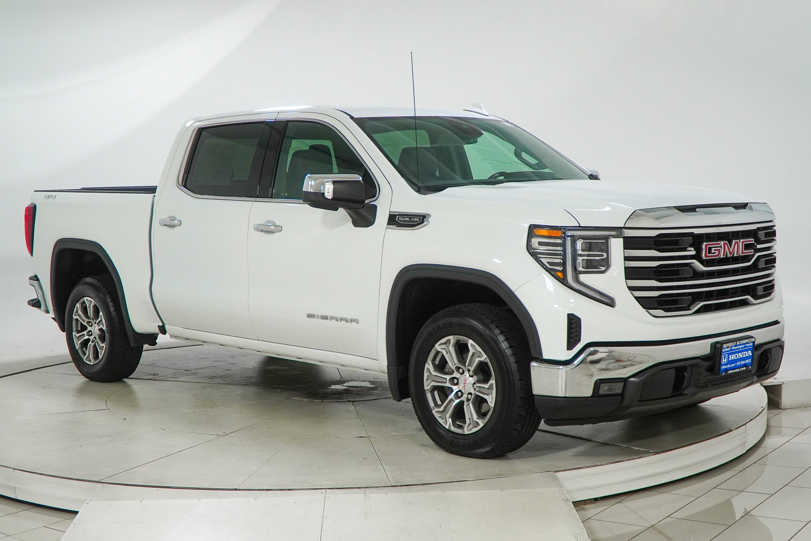 Used 2024 GMC Sierra 1500 SLT AWD/4WD image 12