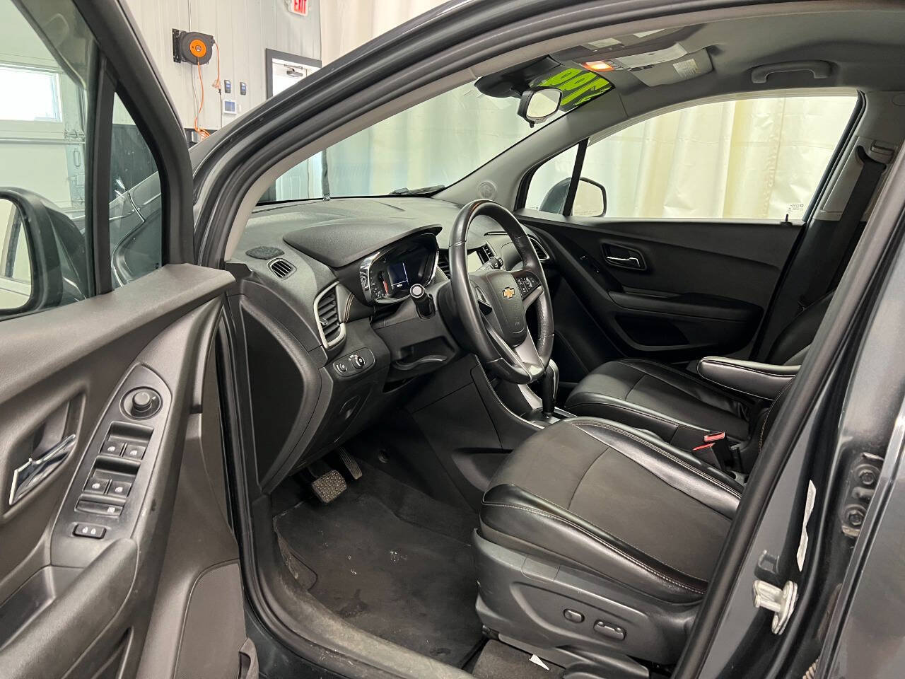 Used 2017 Chevrolet Trax LT w/ LT Convenience Package FWD image 7