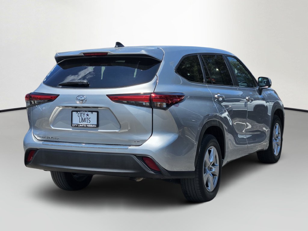 Used 2023 Toyota Highlander LE FWD image 5