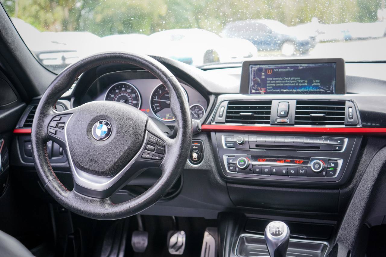 Used 2014 BMW 335i xDrive Sedan w/ Technology Package AWD/4WD image 10