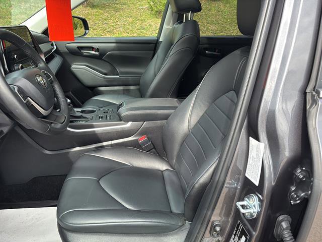 Used 2024 Toyota Highlander Limited image 11