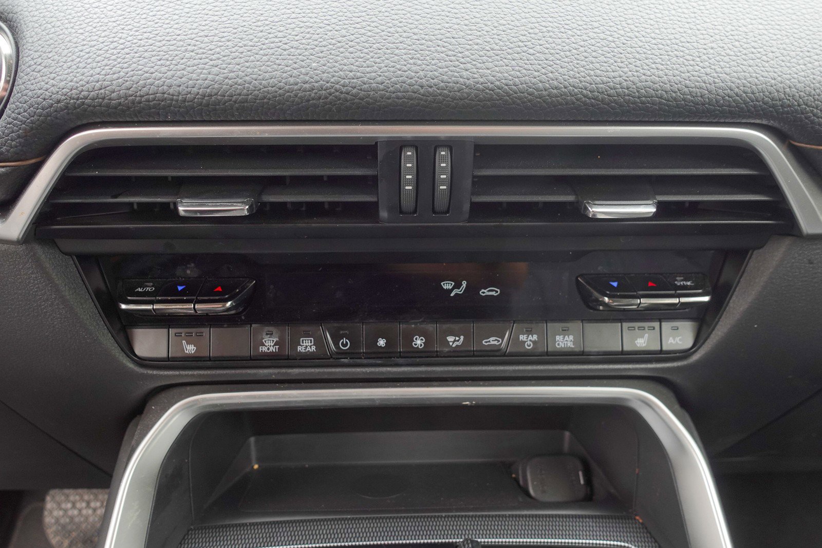 Used 2024 MAZDA CX-90 Plug-In Hybrid w/ Premium Pkg image 17