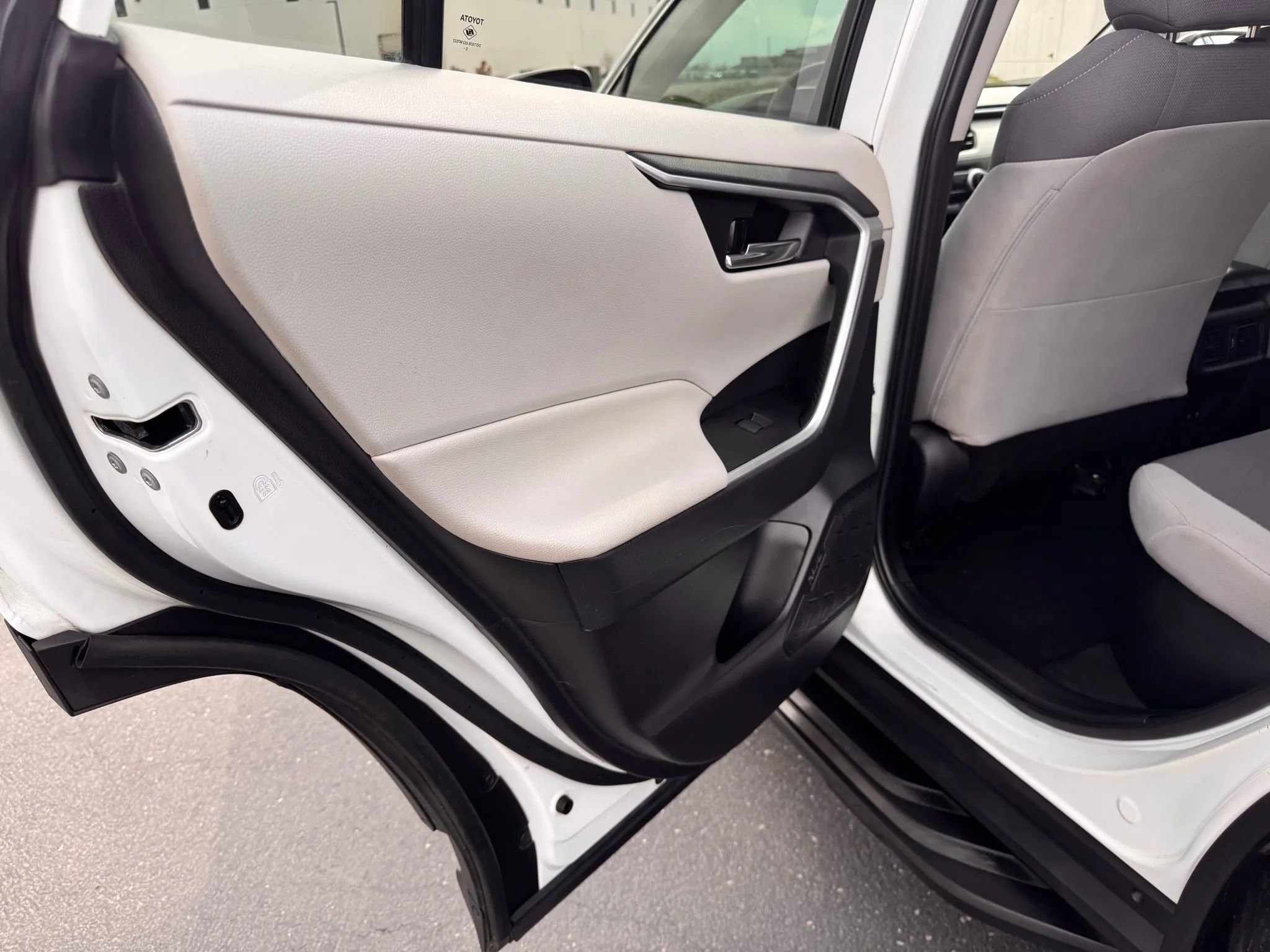 Used 2021 Toyota RAV4 XLE w/ Carpet Mat Package (TMS) image 22