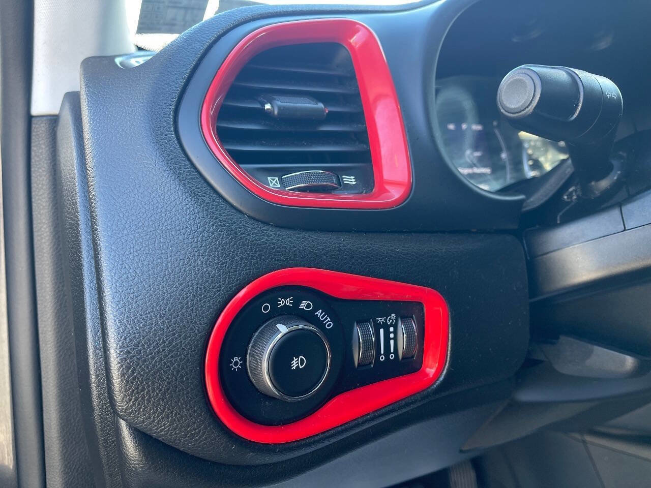 Used 2018 Jeep Renegade Latitude image 20