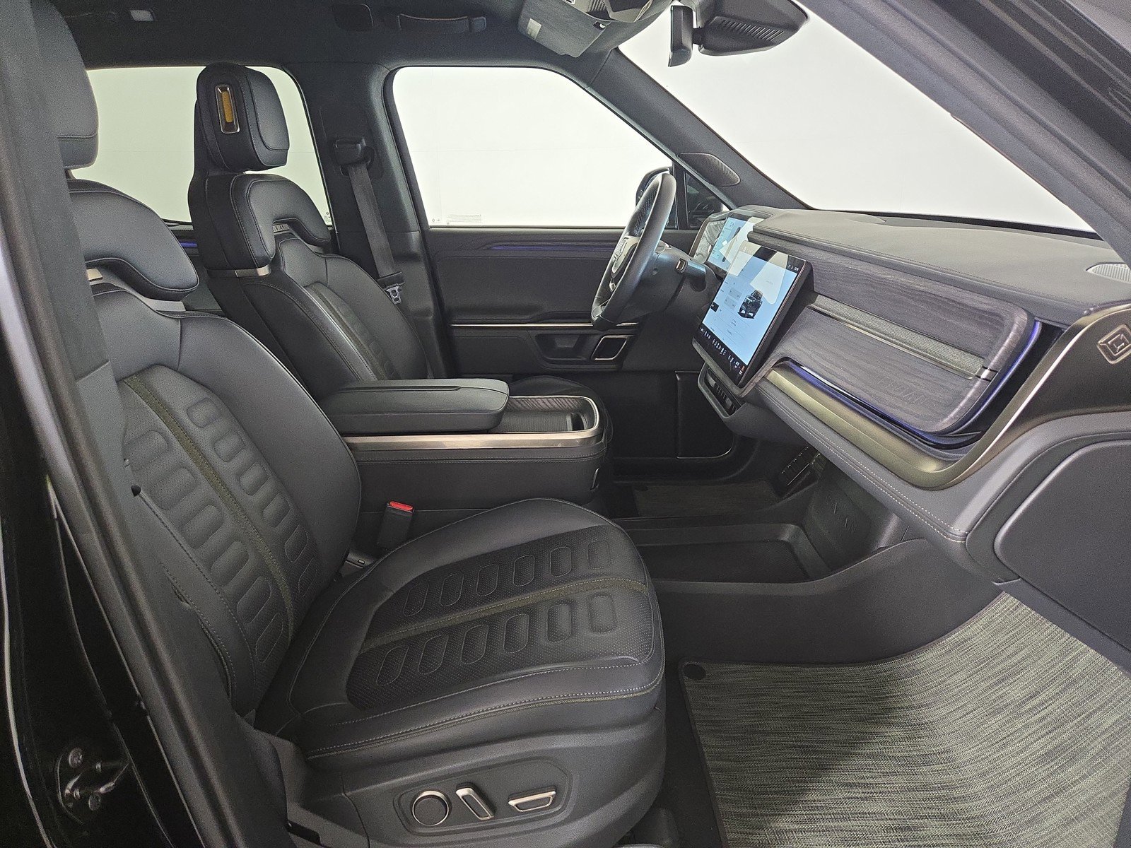 Used 2023 Rivian R1T Adventure image 23