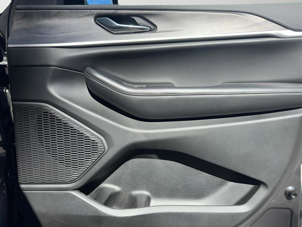 Used 2023 Jeep Grand Cherokee Limited w/ Black Appearance Package image 15