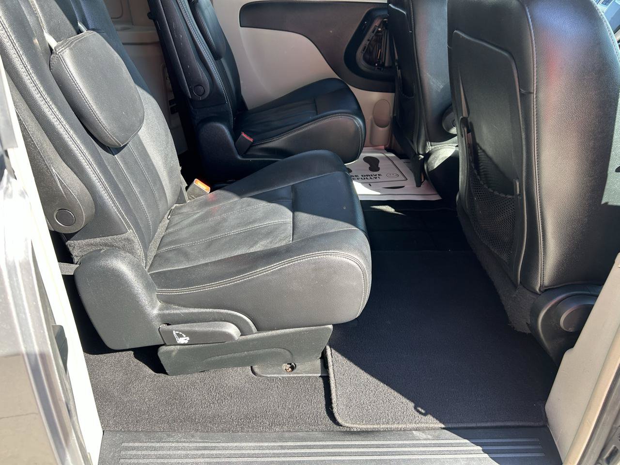 Used 2016 Chrysler Town & Country Touring FWD image 11