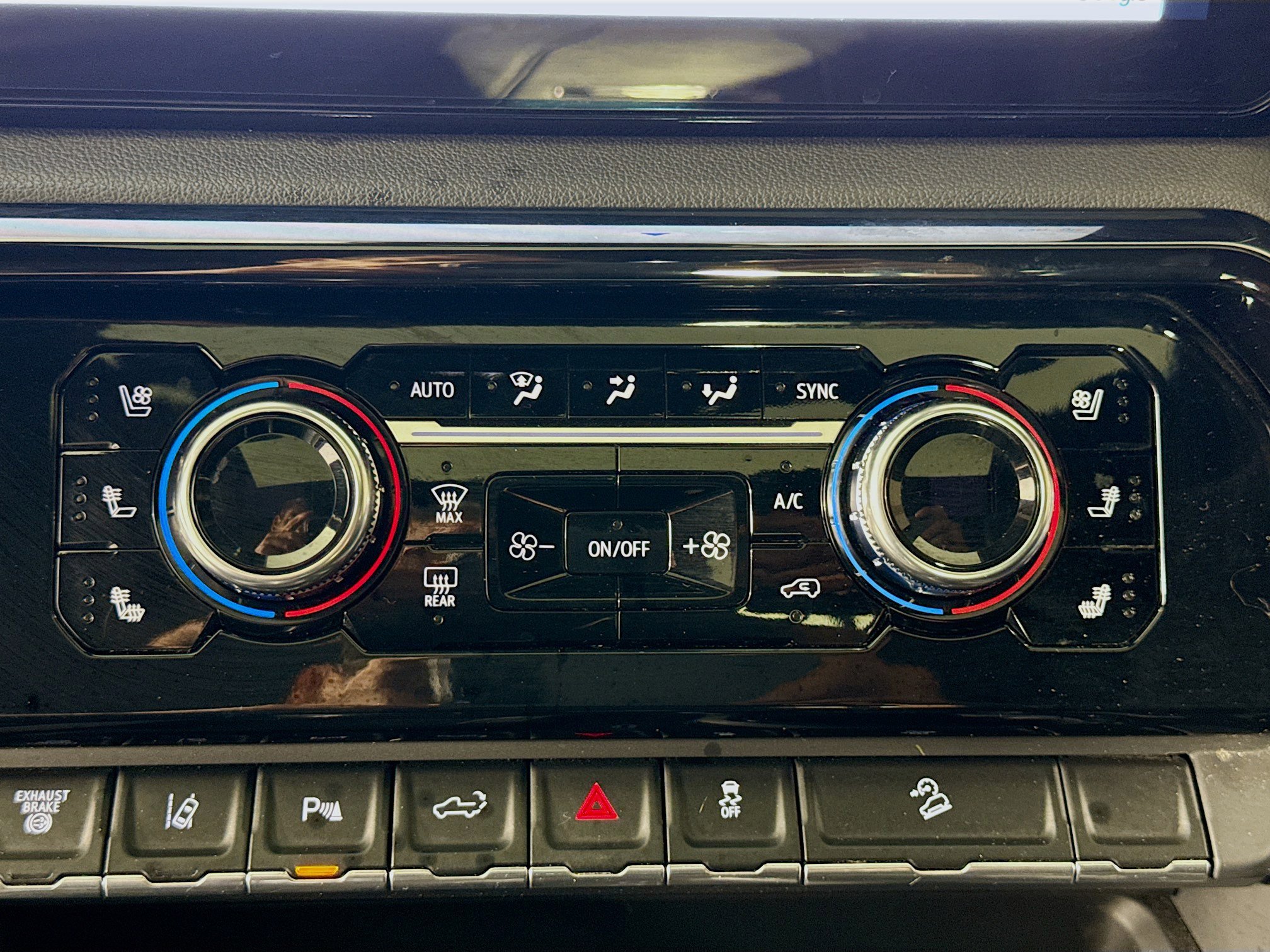 Used 2024 GMC Sierra 2500 AT4 w/ Technology Package image 16