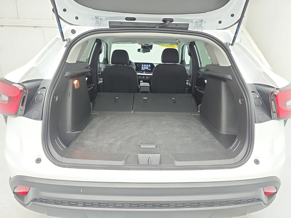 Used 2024 Chevrolet Trax LS FWD image 45