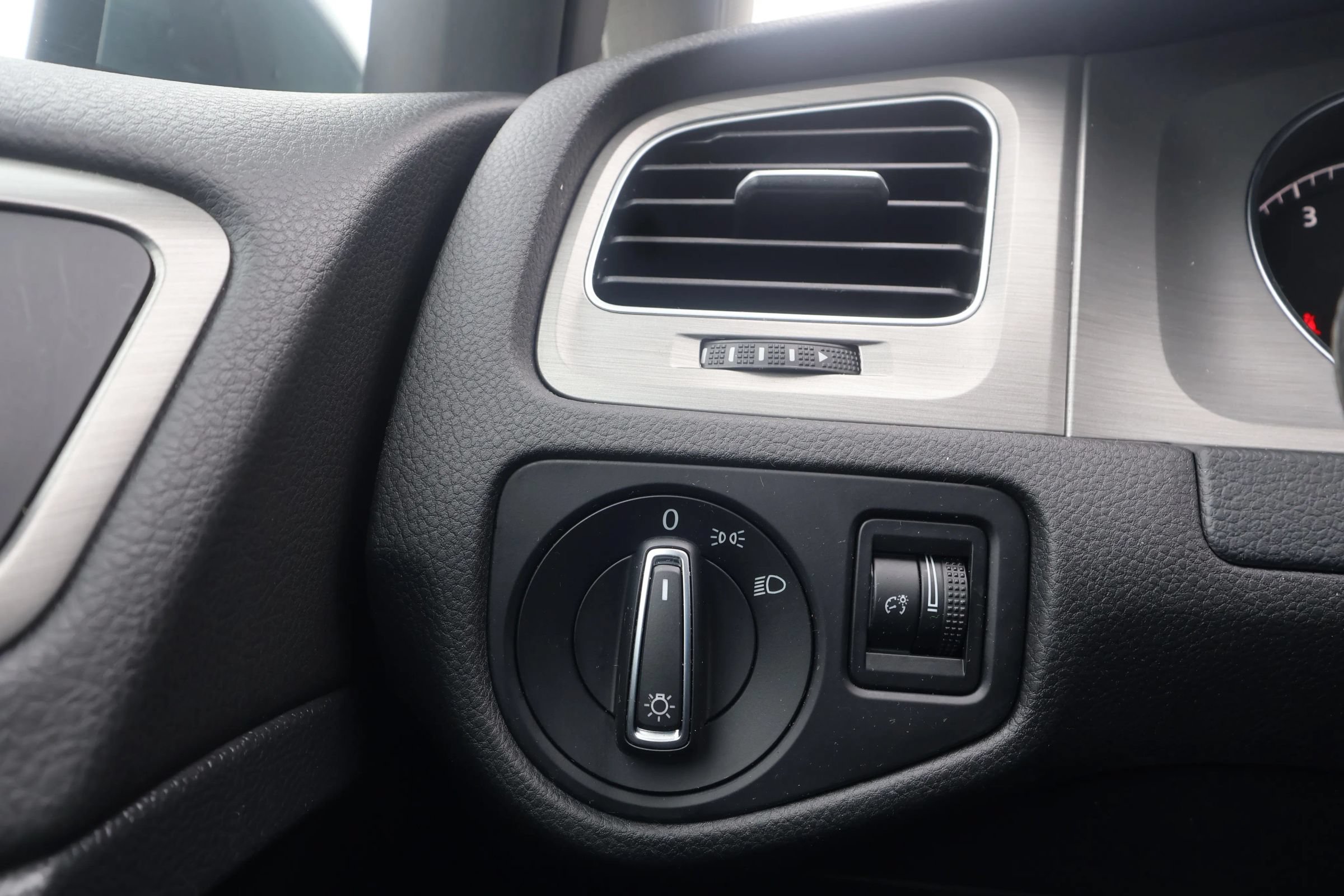 Used 2015 Volkswagen Golf Launch Edition FWD image 17