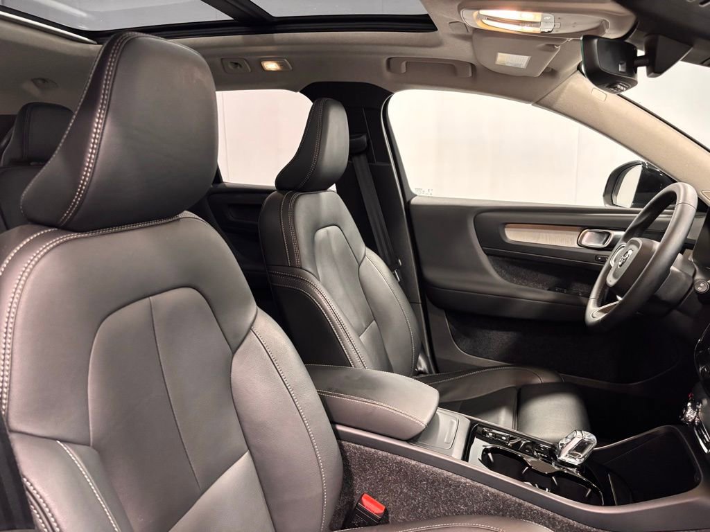 Certified 2025 Volvo XC40 B5 Plus image 18