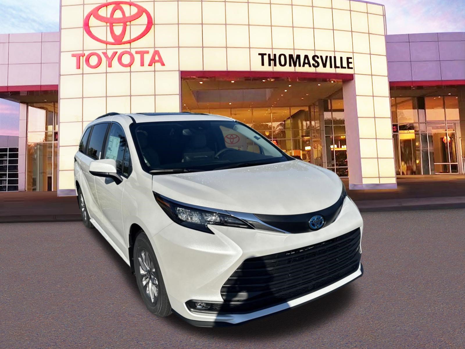 New 2025 Toyota Sienna XLE FWD image 3