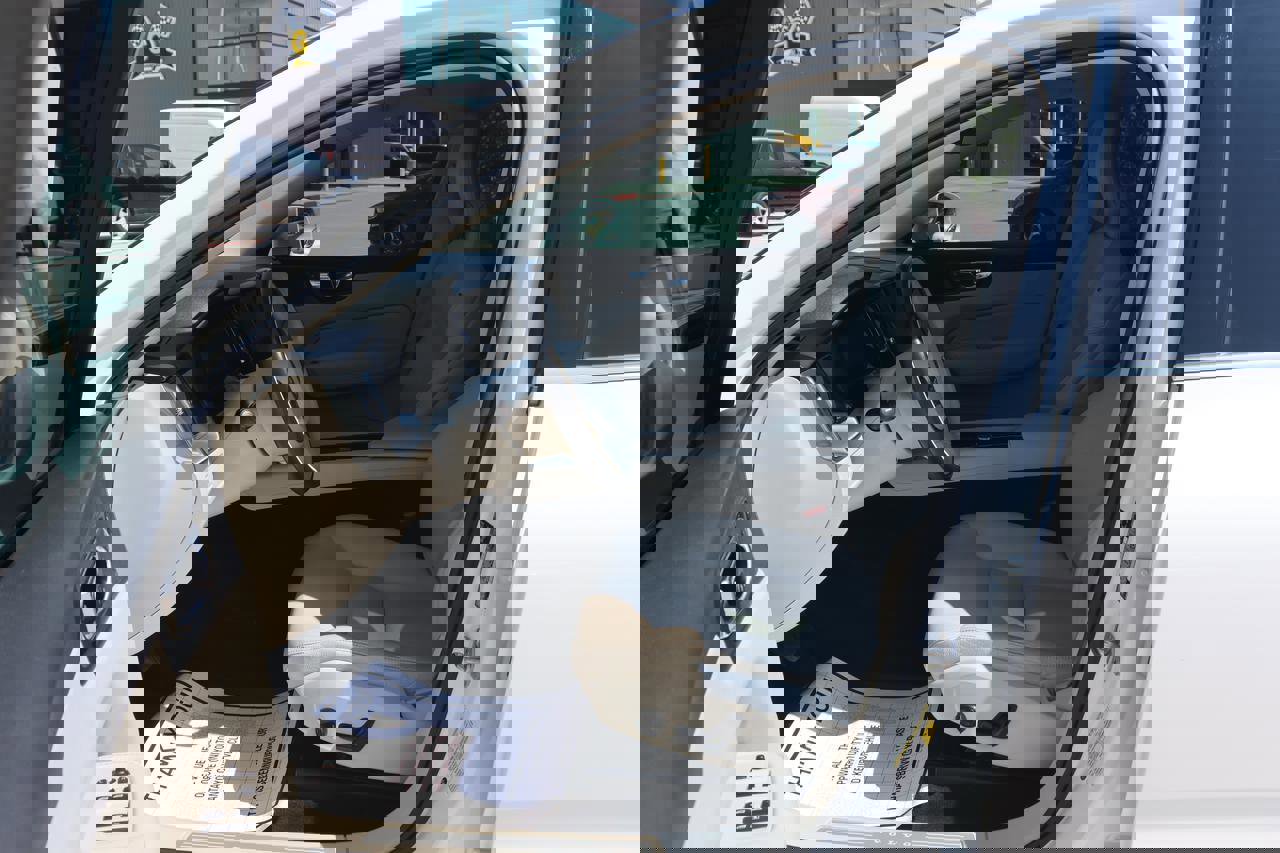 Used 2018 Volvo XC60 T6 Momentum w/ Convenience Package image 21