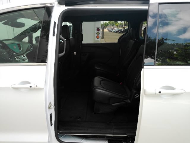 Used 2025 Chrysler Pacifica Select FWD image 18