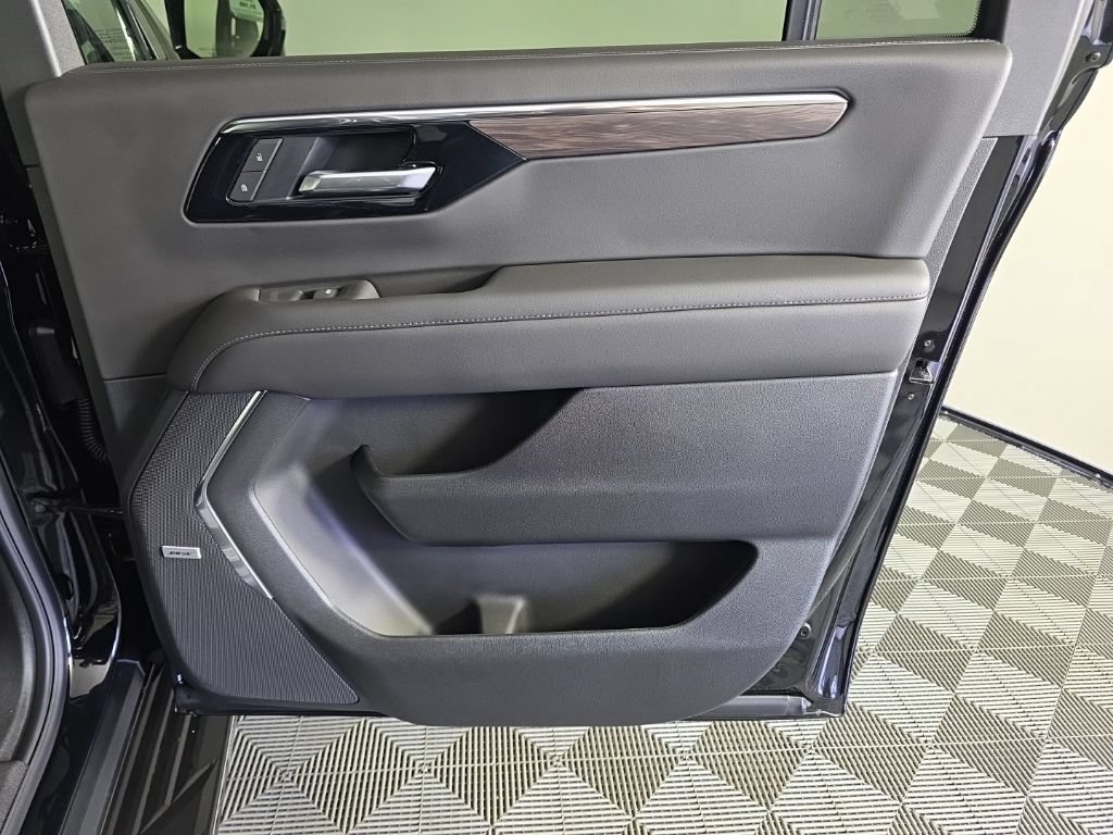 New 2026 Chevrolet Suburban LT w/ Comfort Package AWD/4WD image 32