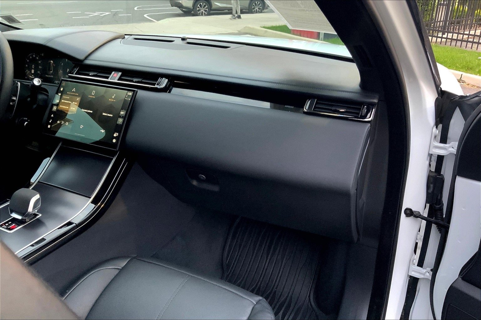 Used 2026 Land Rover Range Rover Velar Dynamic SE image 18