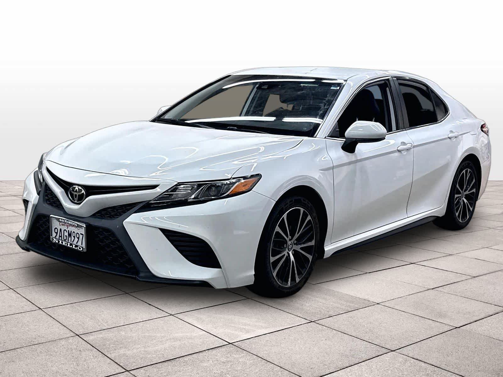 Used 2020 Toyota Camry SE FWD image 1