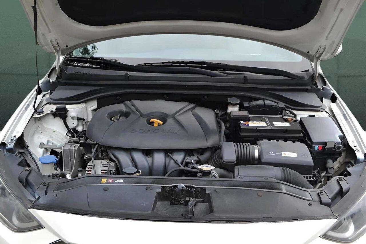 Used 2017 Hyundai Elantra SE image 17