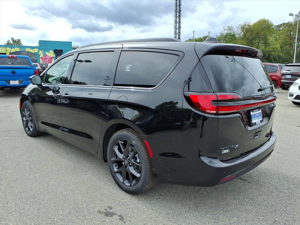 New 2026 Chrysler Pacifica Select image 6