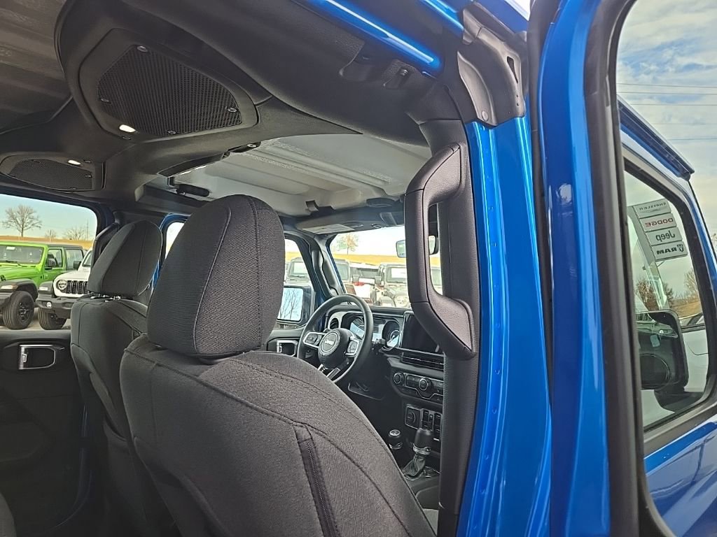 Used 2024 Jeep Wrangler Sahara w/ Technology Group AWD/4WD image 80