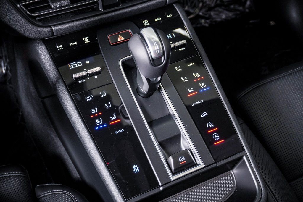Certified 2025 Porsche Macan AWD/4WD image 23