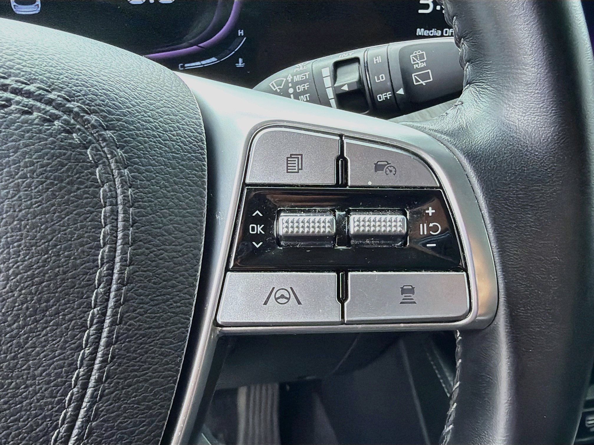 Used 2024 Kia Telluride EX w/ EX Captain's Chair Package FWD image 41