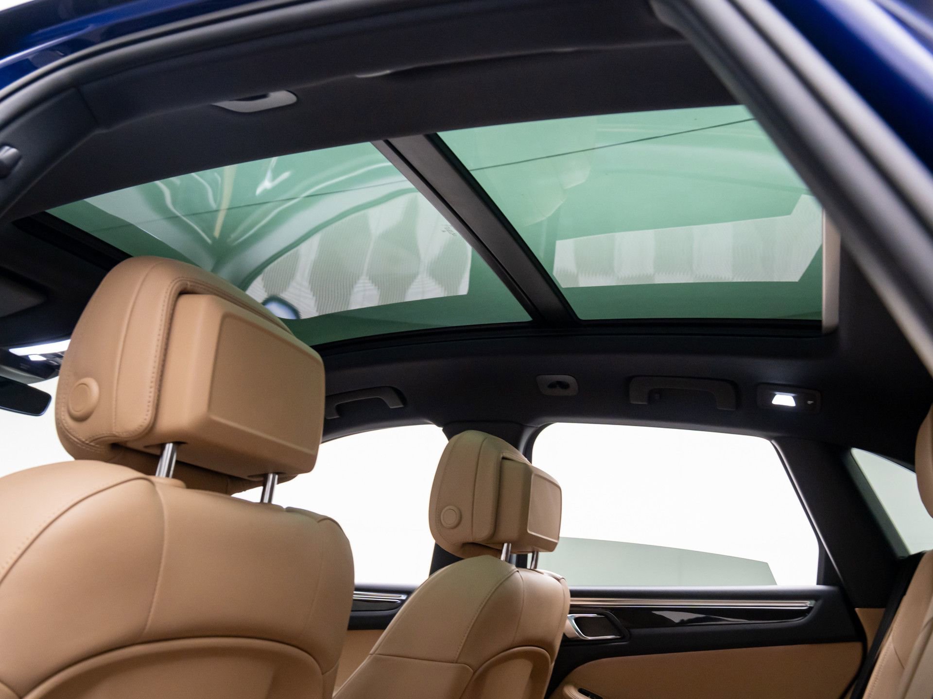 Certified 2025 Porsche Macan image 18