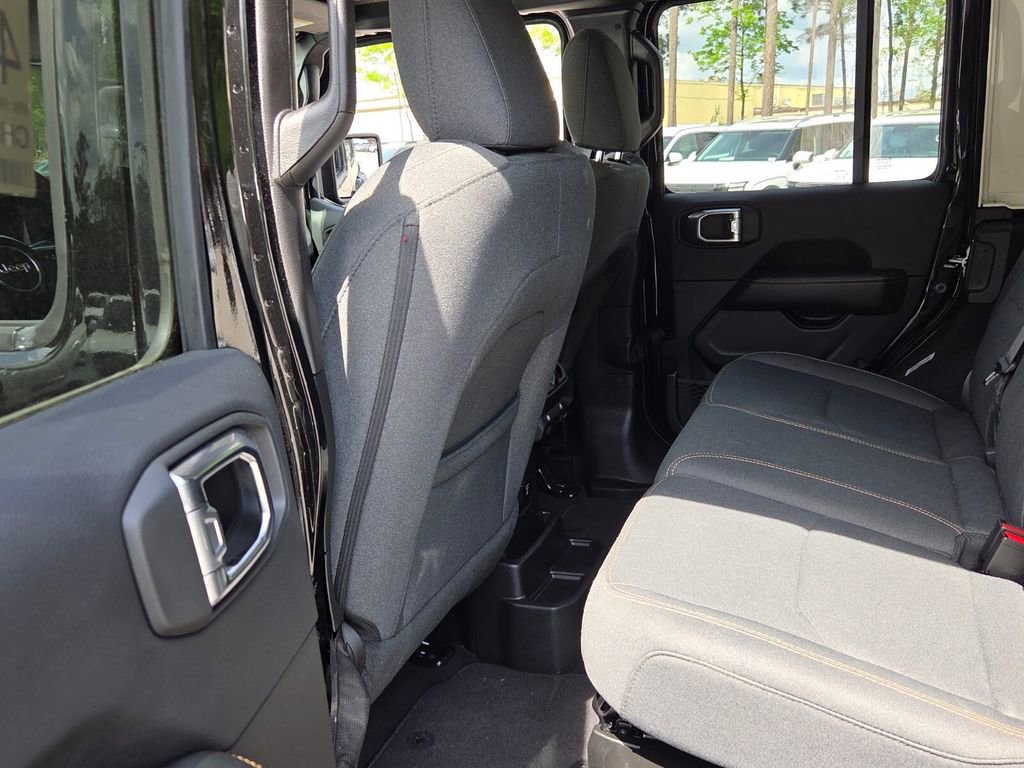 Used 2025 Jeep Wrangler Unlimited Sahara image 7