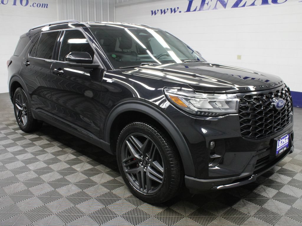 Used 2025 Ford Explorer ST-Line w/ ST-Line Street Pack AWD/4WD image 3
