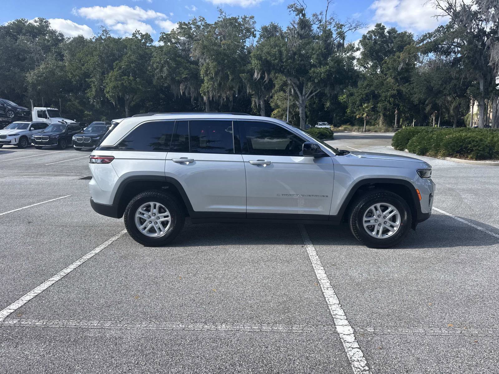 Used 2023 Jeep Grand Cherokee Laredo image 3