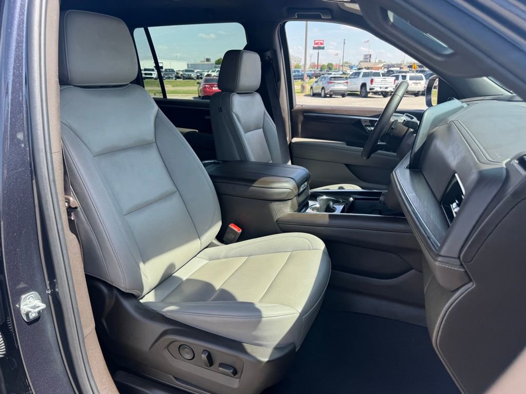 Used 2025 Chevrolet Suburban LT image 12