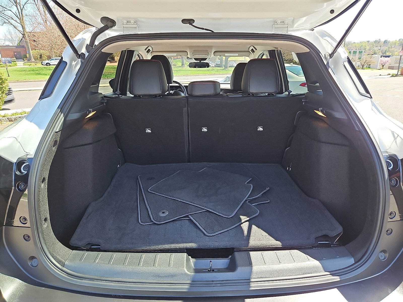 Certified 2025 Nissan Kicks SR image 28