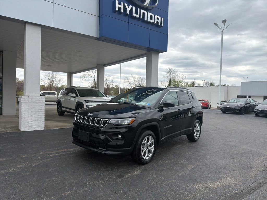 Used 2025 Jeep Compass Latitude image 1
