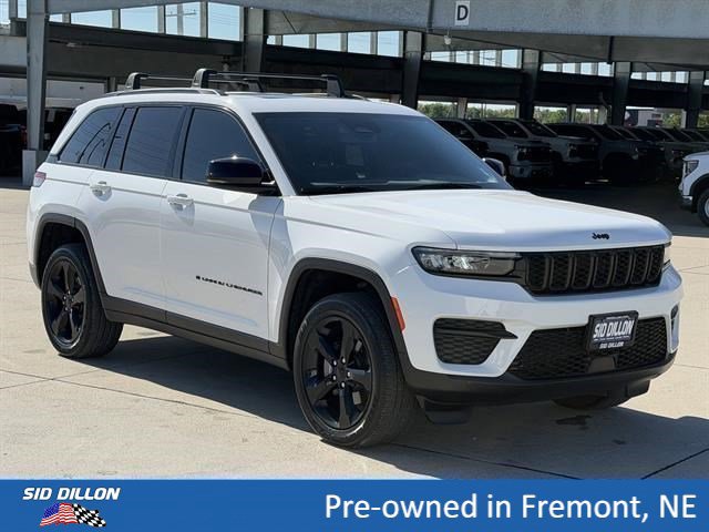 Used 2023 Jeep Grand Cherokee Altitude AWD/4WD image 2