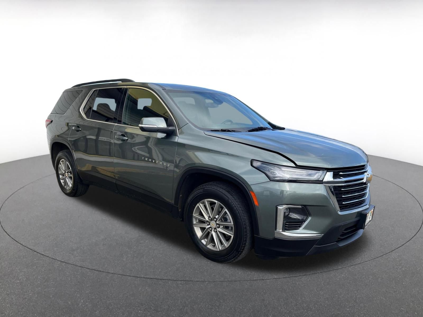 Used 2023 Chevrolet Traverse LT image 1