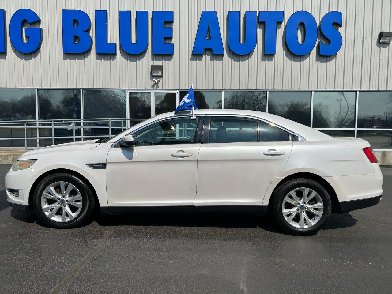 Used 2011 Ford Taurus SEL image 2