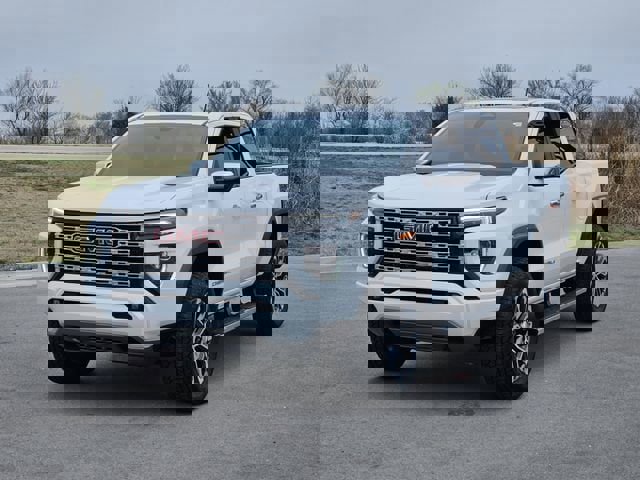 Used 2025 GMC Canyon Denali image 3